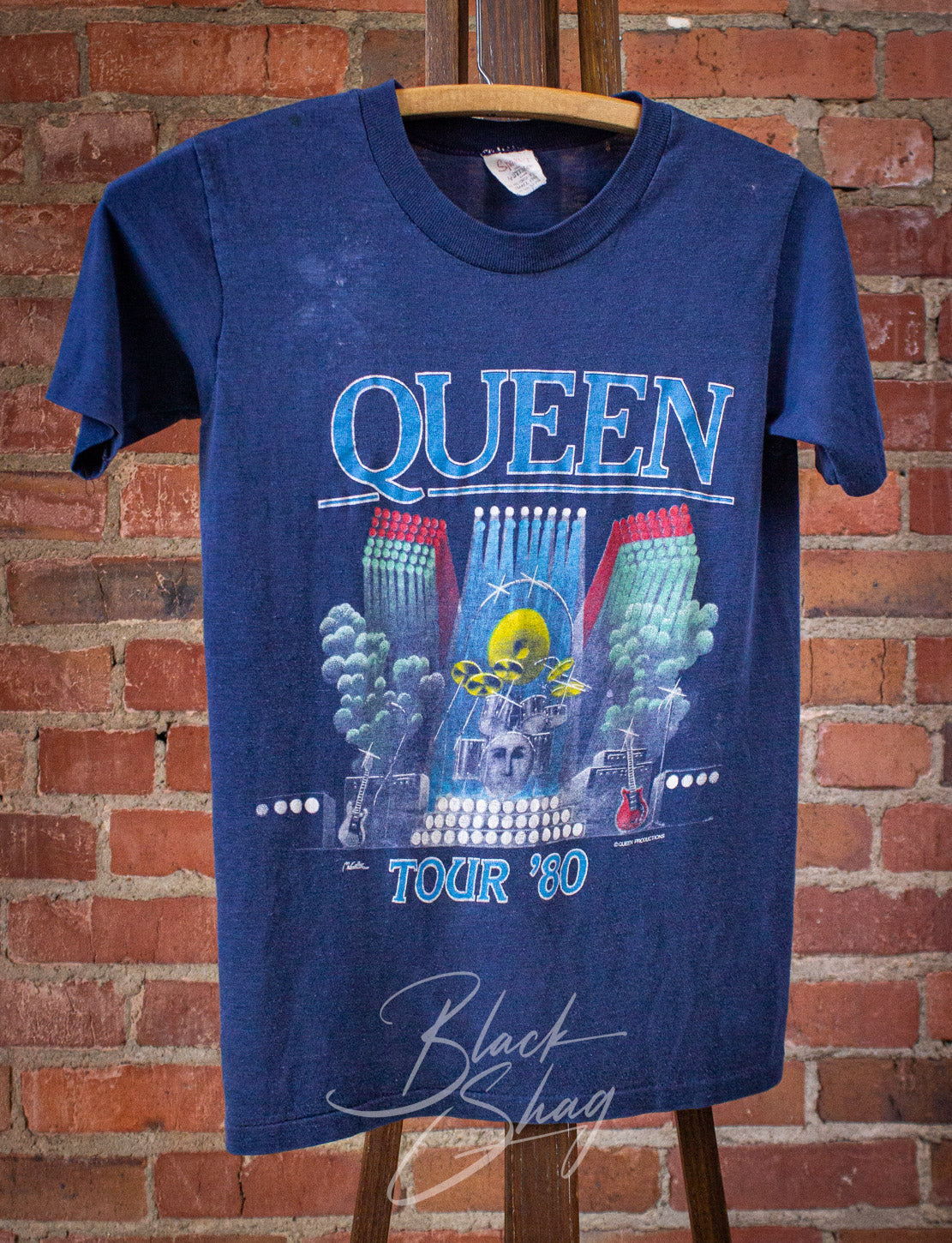ameri vintage  QUEEN TOUR´80 WHT TEE Vintage Queen Tour Concert T Shirt 1980 Blue XS – Black Shag Vintage