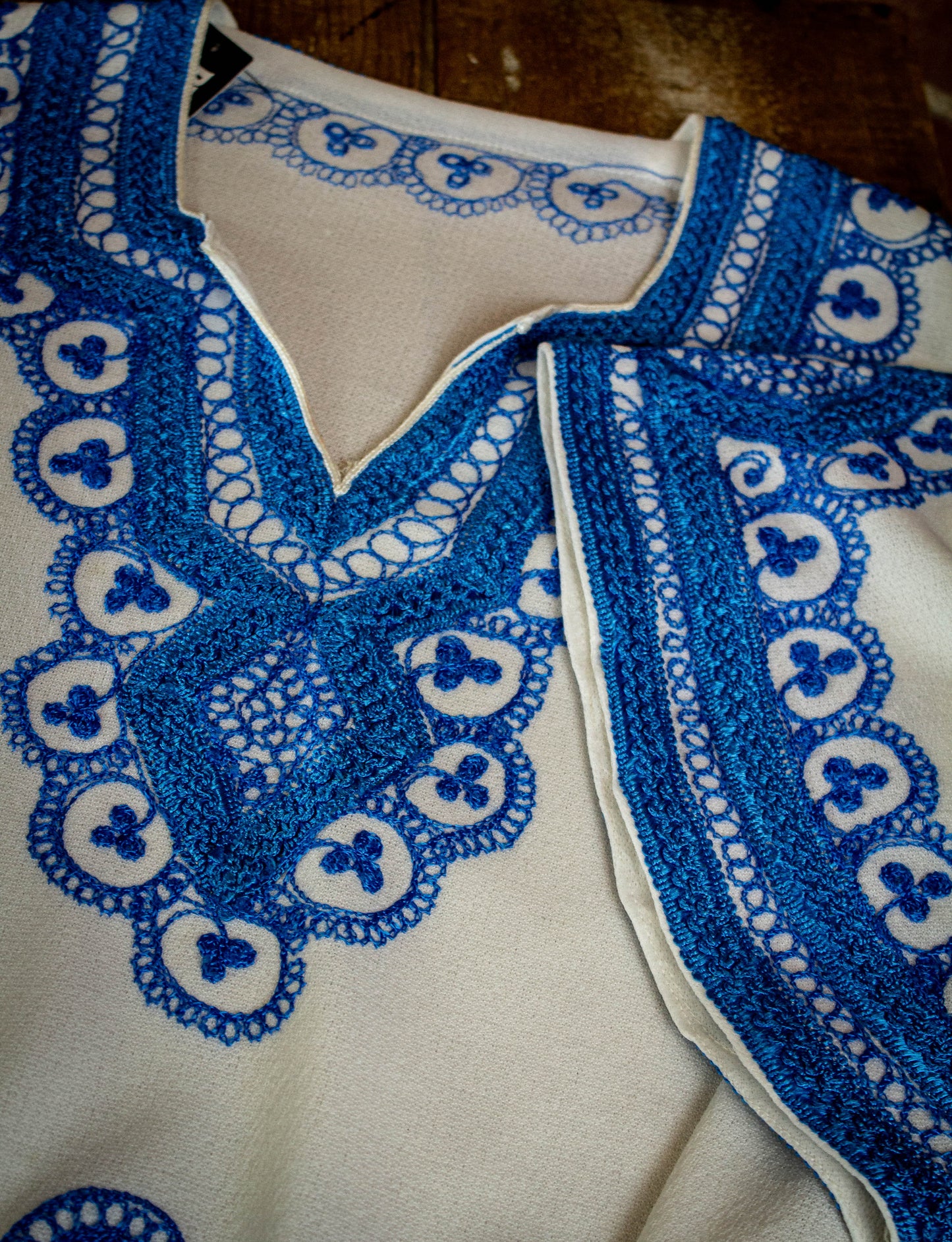 Vintage 70's White Tunic w Blue Embroidery Unisex Large