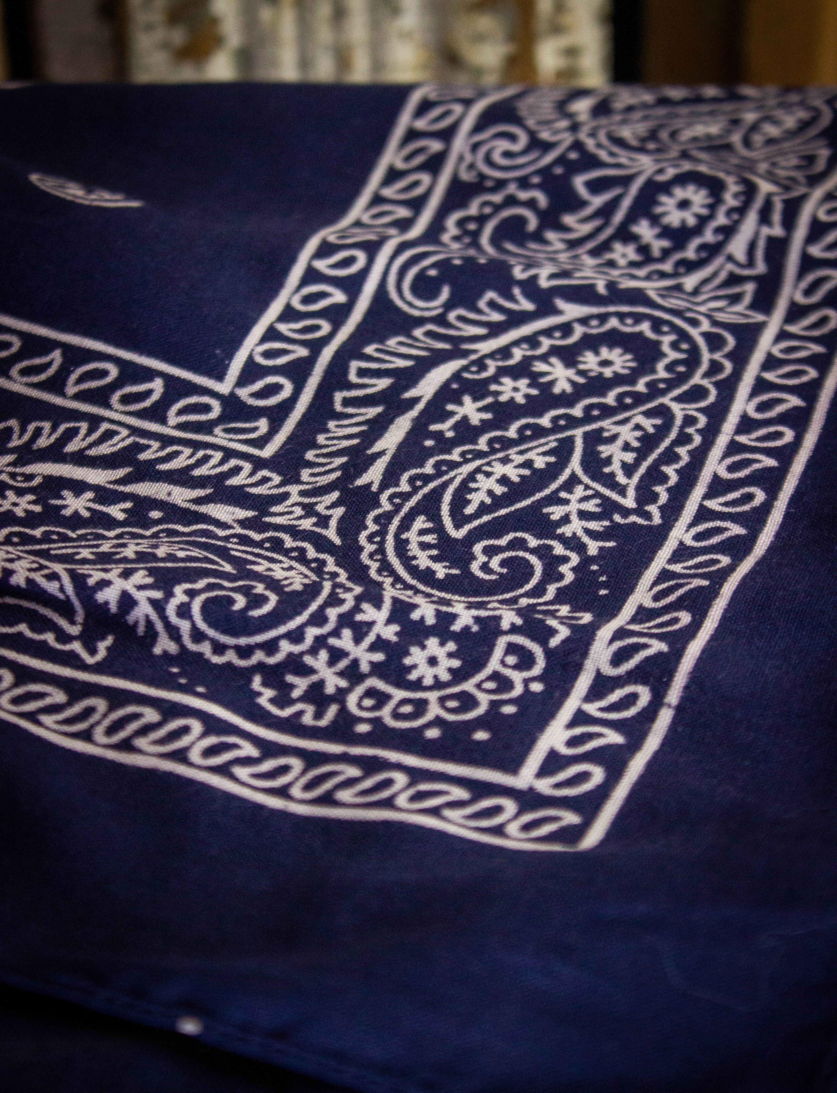 Vintage 80s Paris Navy Blue Paisley Bandana – Black Shag Vintage