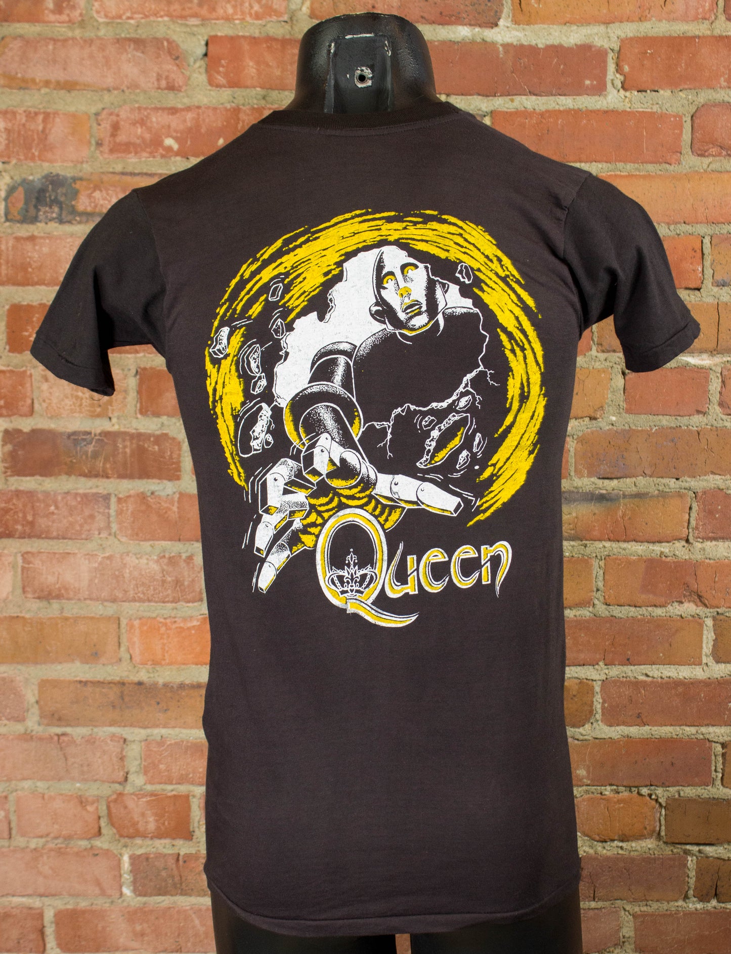 Queen 1977 News of the World Tour Black Parking Lot Bootleg Concert T-Shirt Unisex Small