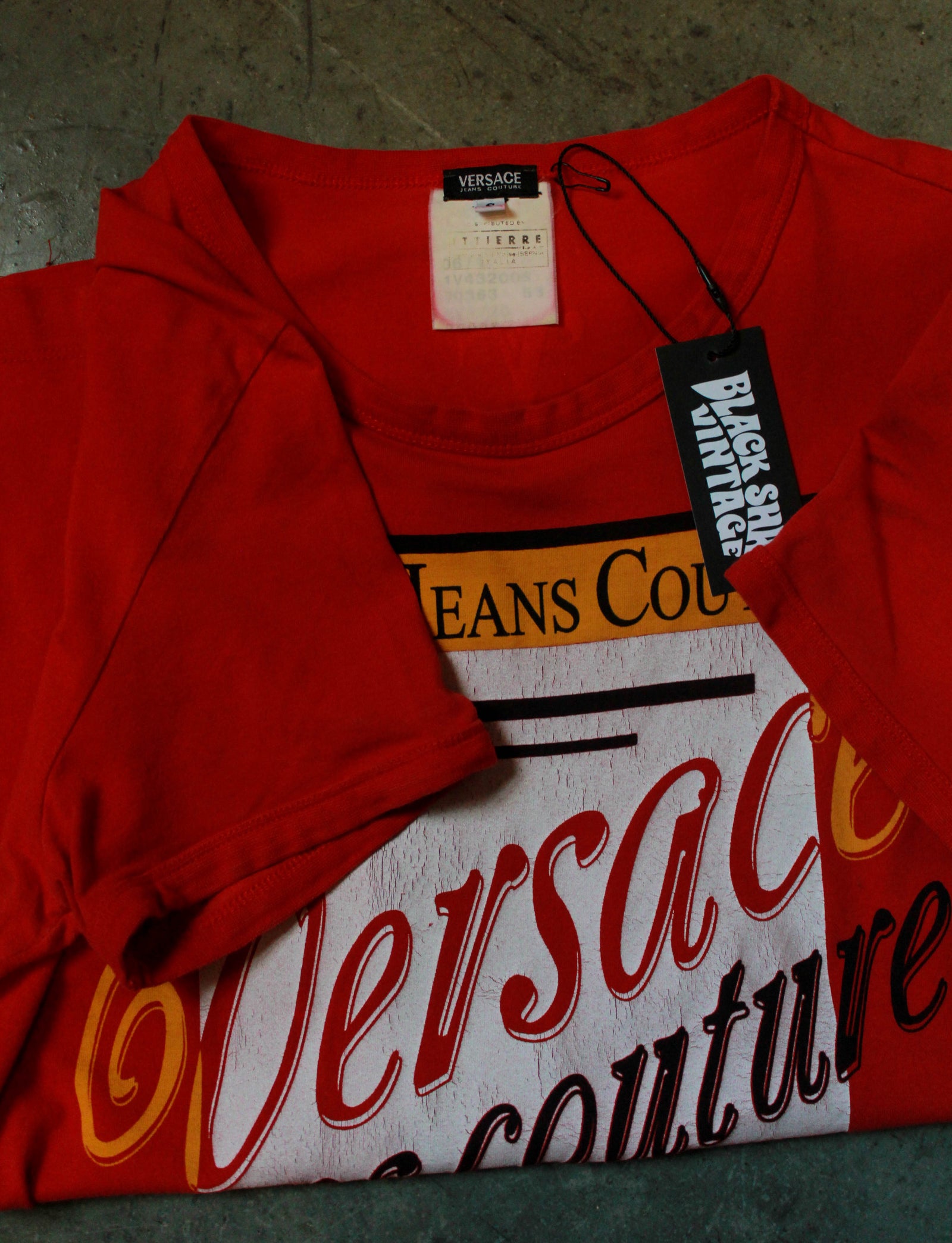 peave triathlete Fjern Vintage 90's Versace Jeans Graphic T Shirt Italian Couture Red Unisex –  Black Shag Vintage