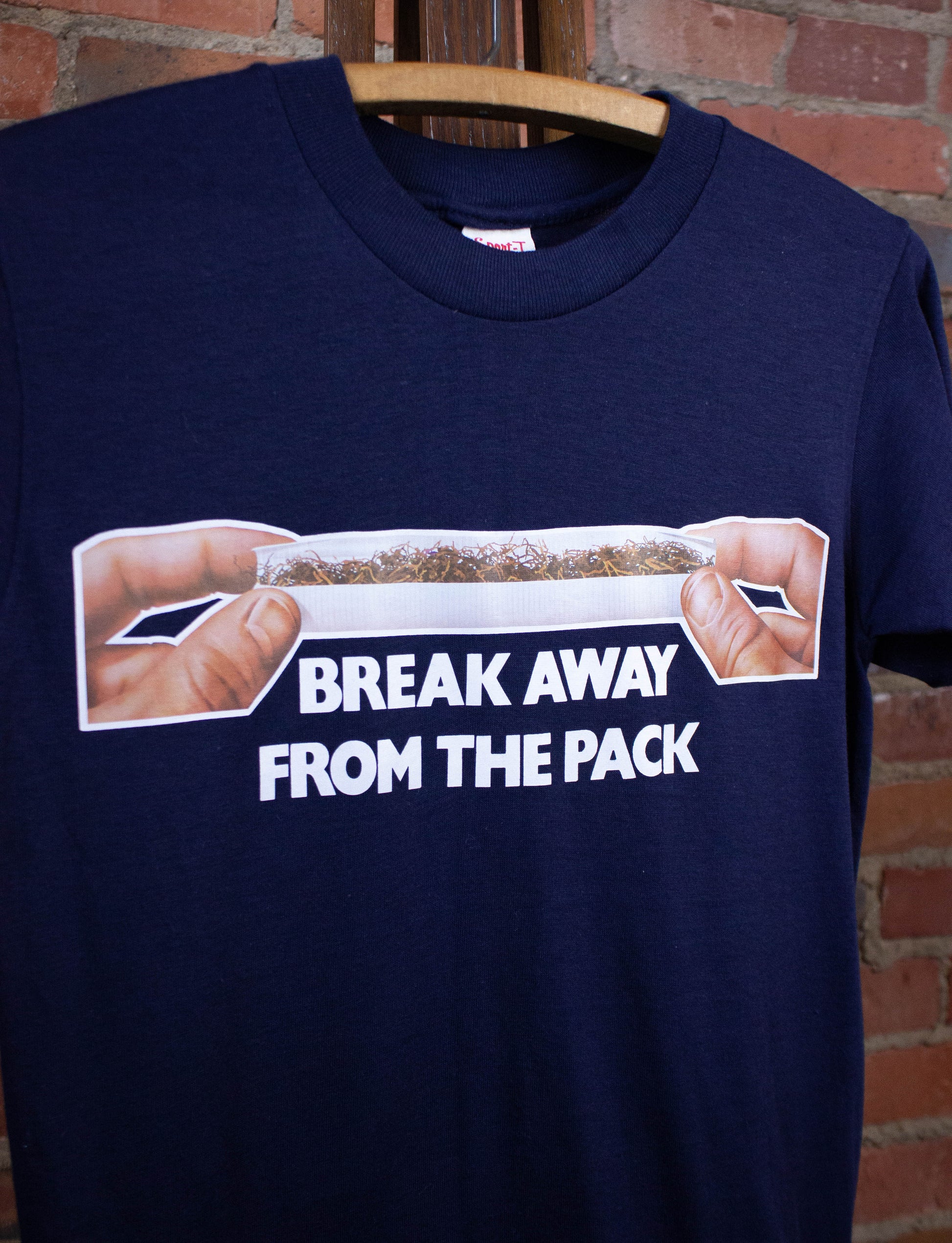 cigarette pack in t shirt sleeve Vintage Douwe Egberts Drum Cigarette Deadstock Graphic T Shirt 80s Blue XS cigarette pack in t shirt sleeve Vintage Douwe Egberts Drum Cigarette Deadstock Graphic T Shirt 80s Blue XS