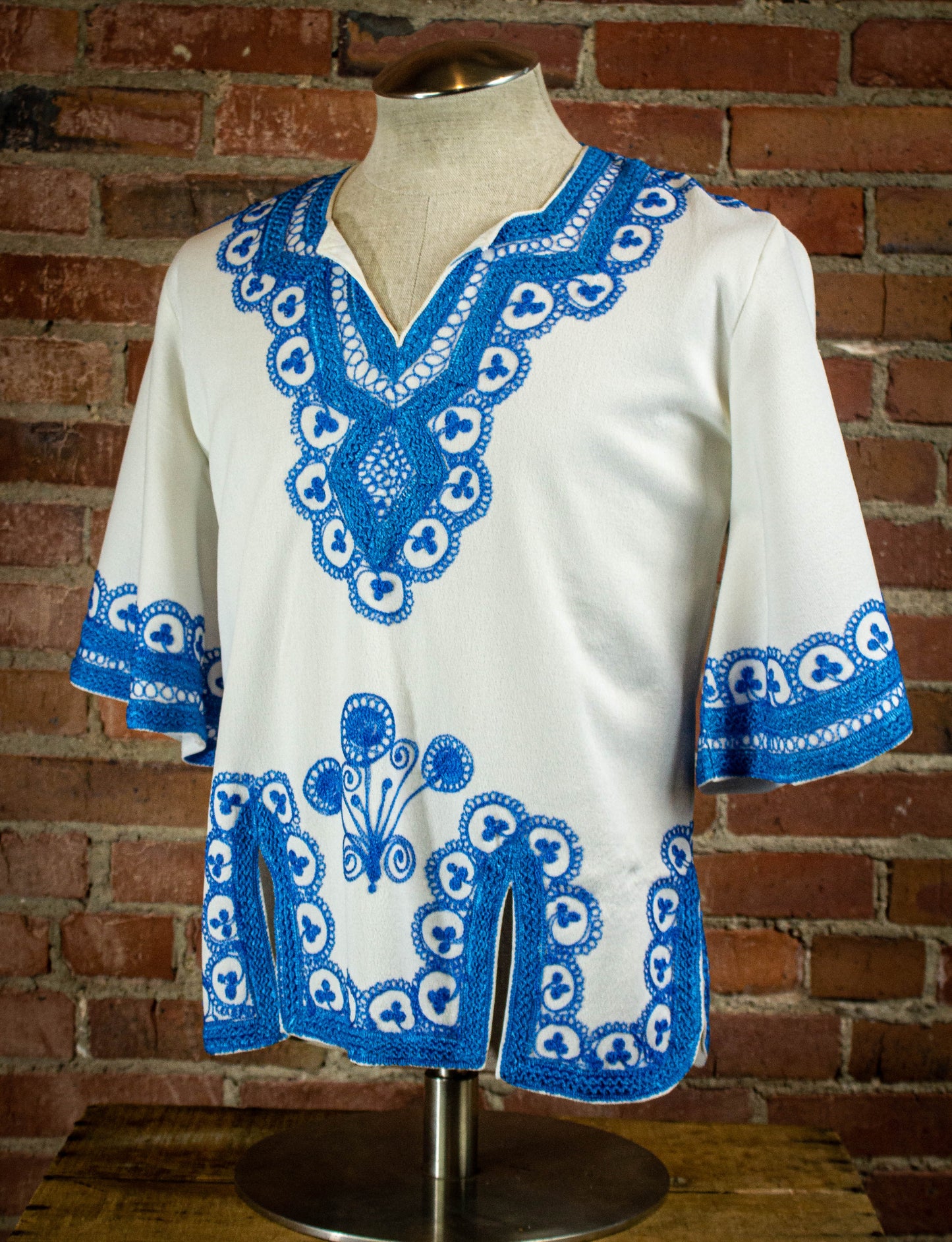 Vintage 70's White Tunic w Blue Embroidery Unisex Large