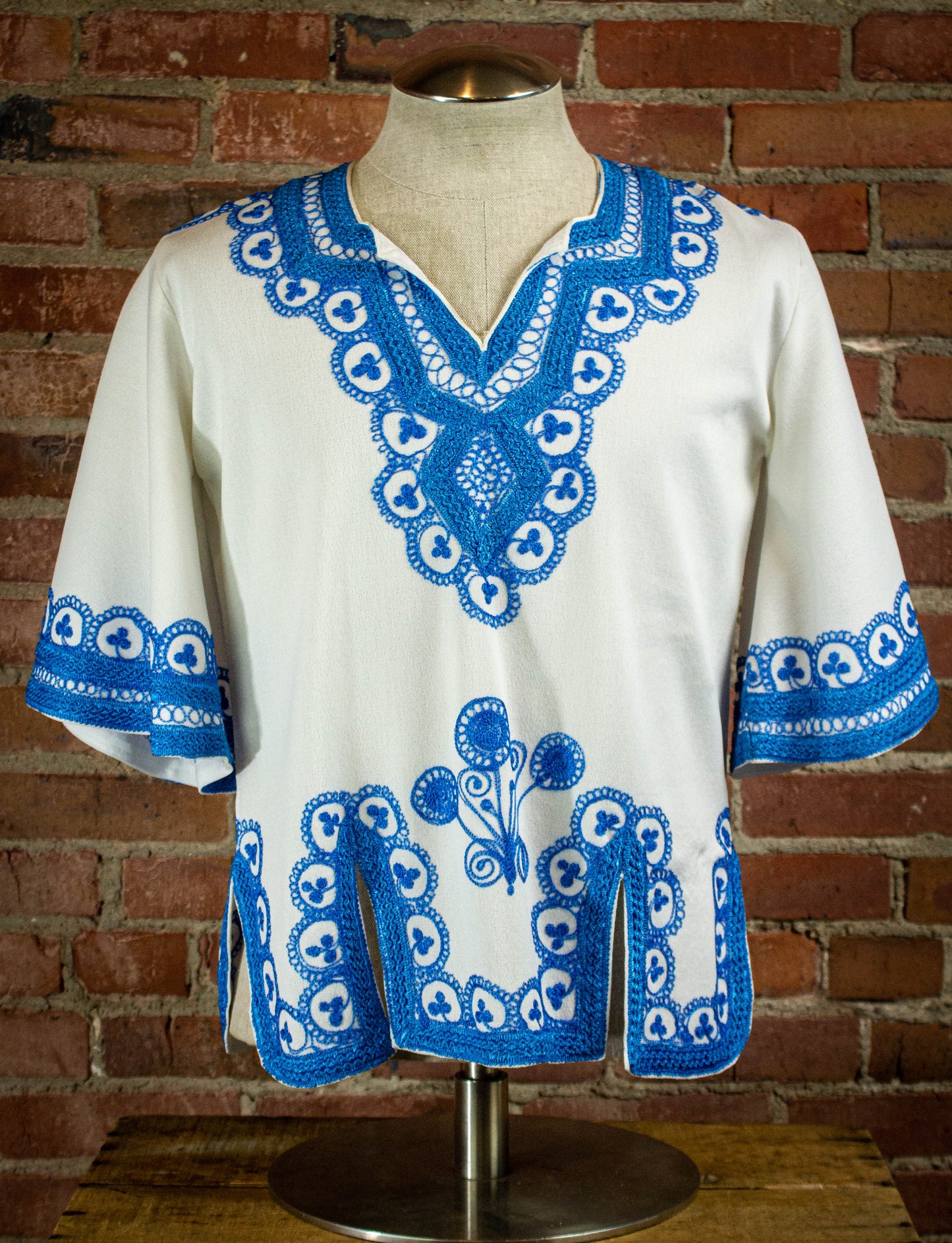 Vintage 70's White Tunic w Blue Embroidery Unisex Large