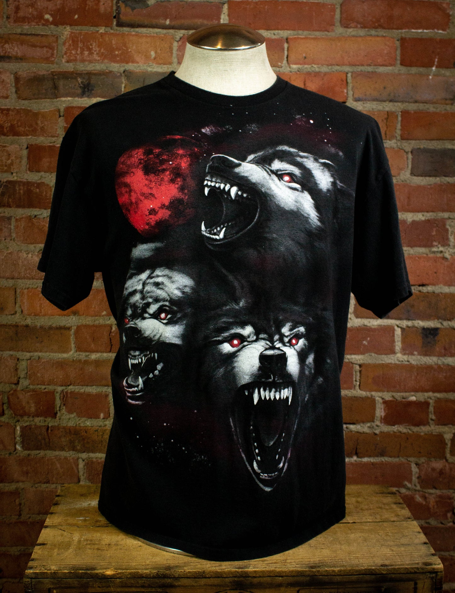 Vintage Wolves Howling At The Red Man Graphic Tee Unisex XL